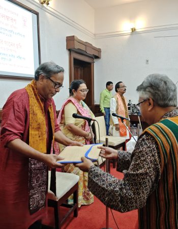 Debsankar Halder welcomed by Prof. Sudip Basu, Director, Vbgv in Grantha Alankaran : Past Present and Future 30.11.2025